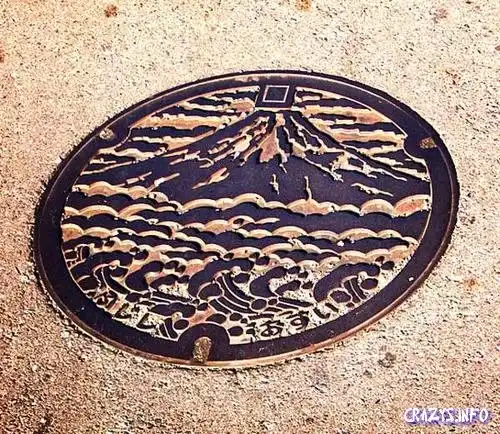 Японцы рисуют не только аниме, но и на люках