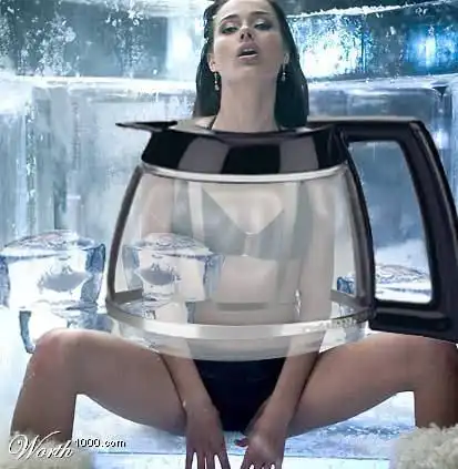 Люди в необычных одеждах