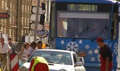 Как блондинка мечтала стать водителем трамвая.)