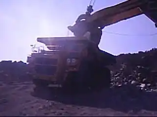 БелАЗ 75306 в забое под загрузкой