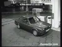 Женсчина заправляется