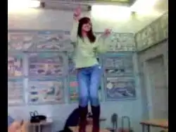 Девушка жгет...