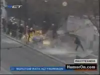 Полицию забрасывают коктейлями Молотова