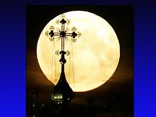 Ночью россияне наблюдали гигантскую луну