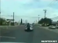 Чел толкает машину