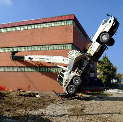 Аварии и курьезы с большими машинами и кранами