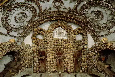 Склеп капуцинов из человеческих костей (4 фото)