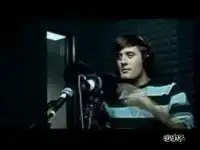 Чел поет одну песню мужским и женским голосами