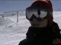 Невероятный автомобильный прыжок на заснеженной горе