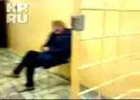 Жесть дня! Милицейский начальник бьет пожилую женщину