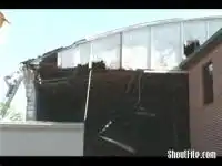 Здание чуть не убило человека