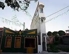 Узкое место: в дом шириной один метр вселились 7 человек