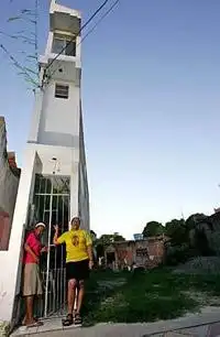 Узкое место: в дом шириной один метр вселились 7 человек