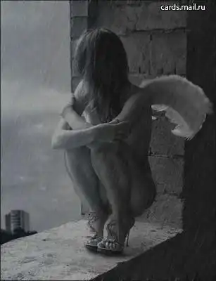 Она сидела вполоборота