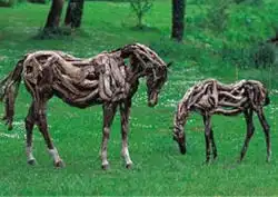 Лощади из дерева