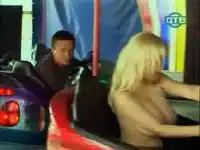 Стриптиз в парке аттракционов