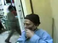 Бомжу дали сигарету с приколом