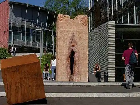 Самые забавные статуи мира