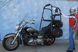 Придумана клетка для пассажира мотоцикла