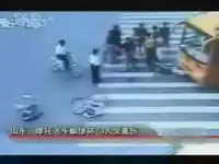 Идиот переехал двух велосипедистов (