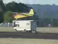 Самолет садится на грузовик