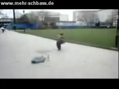 Маленький человек-каратист