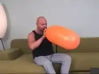 Чел взрывает шарик