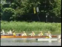 Внимание на первую девушку на ближайшем каноэ