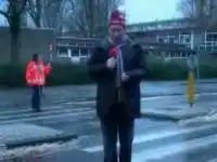 Бедняга зря стоял посреди дороги