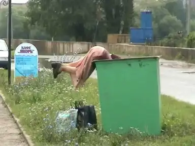 Бабулька жёт !