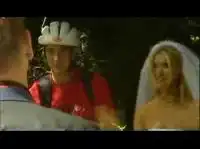 Стеб: невеста в кустах