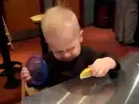 Ребенок и лимон. Мило )