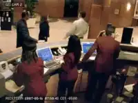 Сходит с ума в гостинице