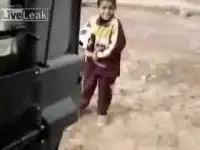 Американские солдаты пугают ребенка в Ираке