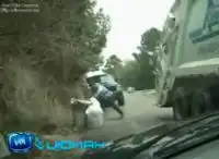 Пугают мусорщиков