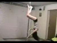 Девушка показывает, что можно делать с шестом