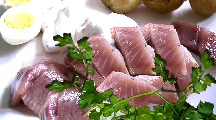 Праздник селедки отмечают в Нидерландах.