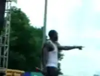 Akon приказывает достать из толпы парня и кидает его обратно