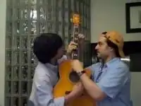 Вдвоем на одной гитаре играют тему из Беверли Хиллсз 90210