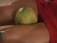 Ногами давит дыню