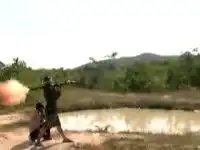 Парень стреляет из гранотомета. Ракета падает совсем рядом