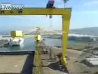 Падение крана в гавани