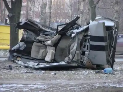 Разрушенный автомобиль в Питере
