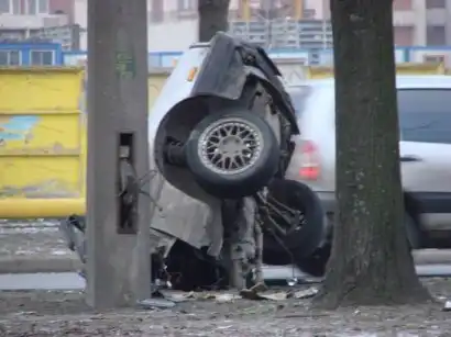 Разрушенный автомобиль в Питере