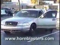 Чуваки стебутся над прохожими