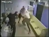 В одиночку побил троих полицейских