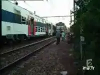 Поезд чуть не задавил группу людей