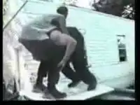 Два пьяных чела занимаются реслингом