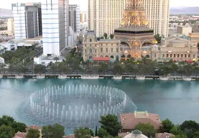 Удивительный фонтан украсил Пекин (7 фото)