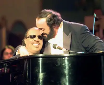 Скончался великий тенор современности.